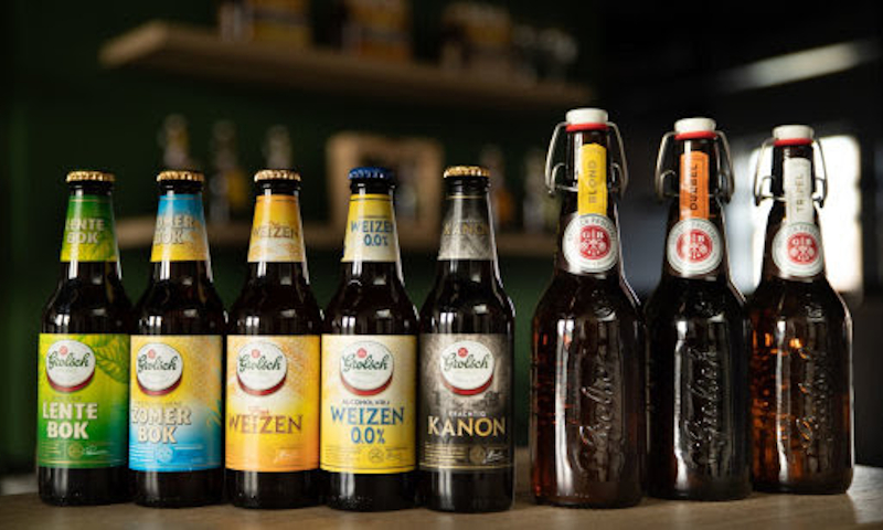 Acht flesjes Grolsch speciaalbier op een rij die prijzen pakten tijdens de World Beer Awards